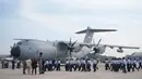 Prajurit TNI AU bersiap mengikuti upacara peresmian pesawat kargo militer Airbus A400M TNI AU yang baru tiba di Pangkalan Udara Halim Perdanakusuma, Jakarta, Indonesia, Senin 3 November 2025. Pesawat A400M ini akan memperkuat Skadron Udara 31/Angkut Berat Lanud Halim Perdanakusuma dan diharapkan dapat meningkatkan kemampuan angkut udara TNI AU, baik untuk misi militer taktis maupun misi bantuan kemanusiaan serta tanggap bencana (AP Photo/Achmad Ibrahim)
