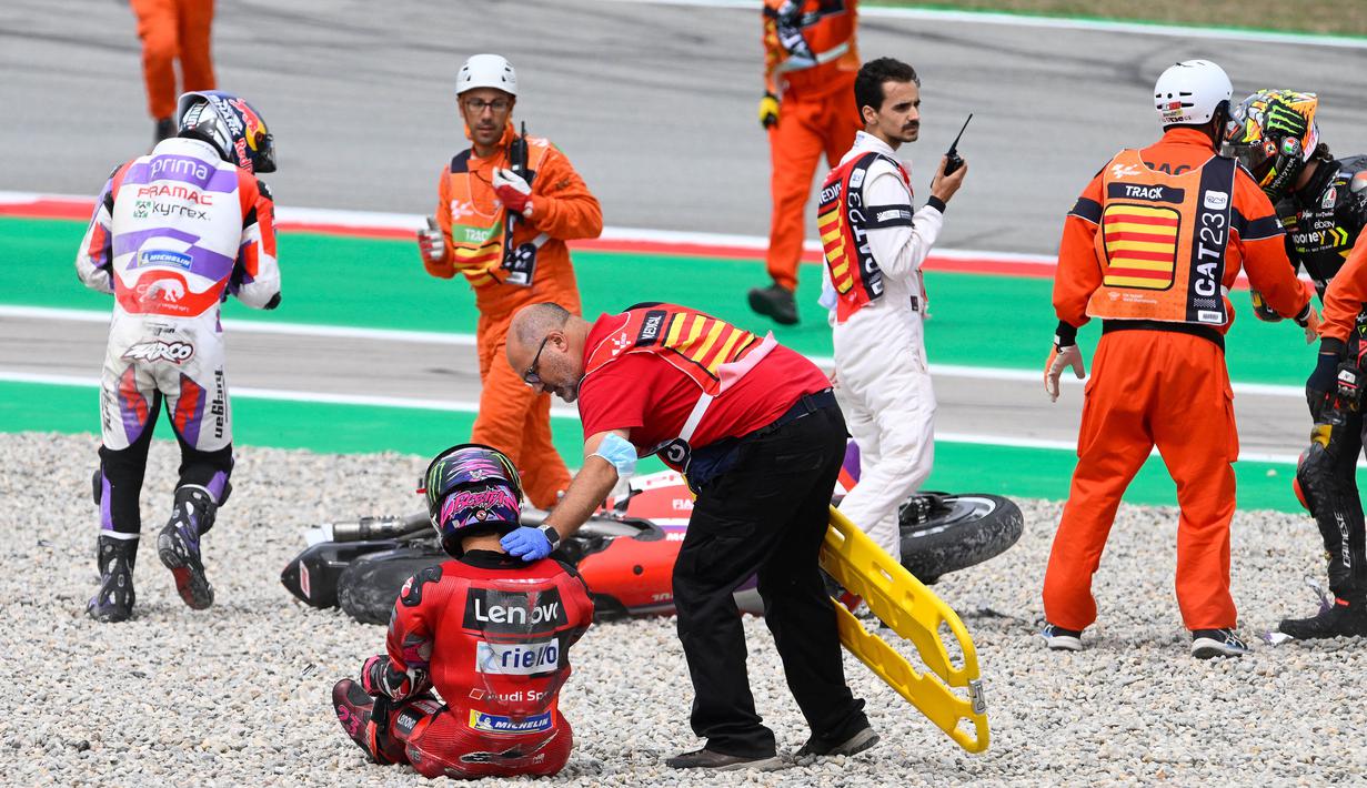 Selain  Enea Bastianini, empat pembalap lainnya yang mengalami kecelakaan yaitu Johann Zarco, Marco Bezzecchi, Alex Marquez, dan Fabio Di Giannantonio. (AFP/Josep Lago)