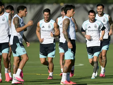 Penyerang Argentina Lionel Messi (kedua dari kanan), gelandang Leandro Paredes (kanan) dan gelandang Giovani Lo Celso (tengah) mengambil bagian dalam sesi latihan selama turnamen sepak bola Piala Dunia 2026 di Sporting KC Training Center, Kansas City pada Kamis 11 Juni 2026. (JUAN MABROMATA/AFP)