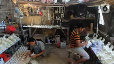 Pekerja membuat manekin anatomi tubuh manusia di Cinangka, Jawa Barat, Kamis (30/7/2020). Produksi industri rumahan kembali produktif setelah sempat tutup terdampak pandemi covid-19 selama empat bulan. (Liputan6.com/Johan Tallo)