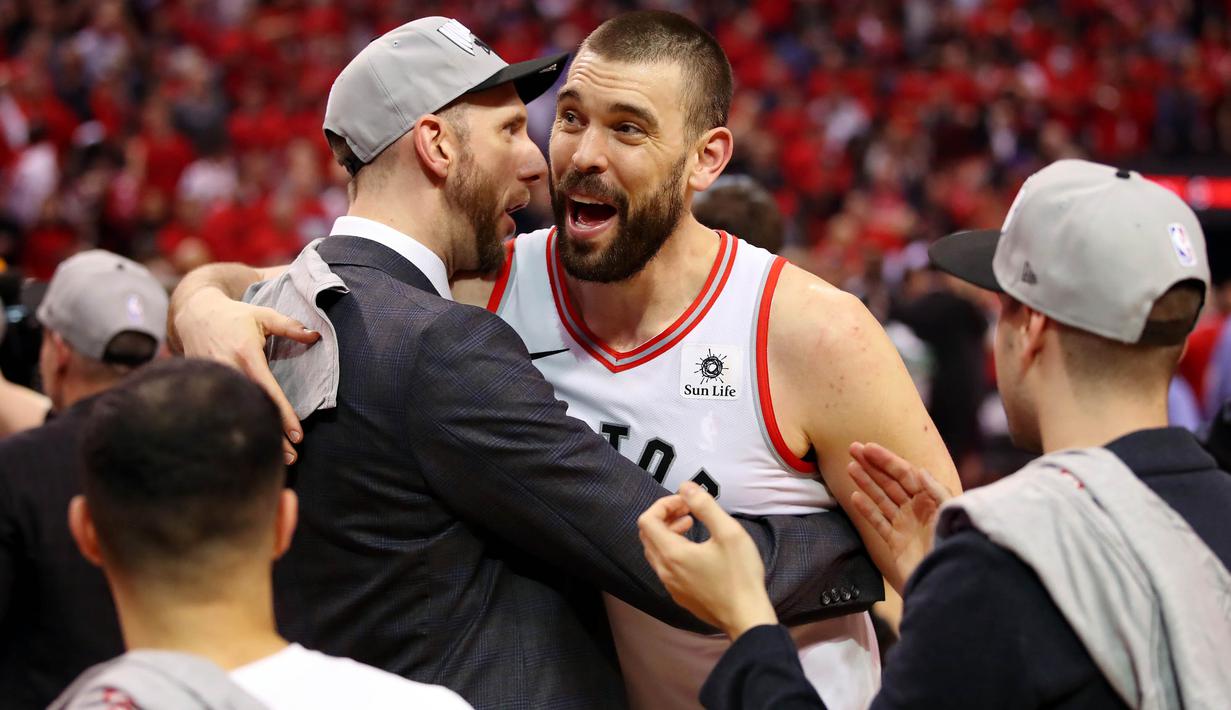 Pebasket Toronto Raptors, Marc Gasol, merayakan kemenangan atas Milwaukee Bucks pada NBA Final Wilayah Timur di Scotiabank Arena, Toronto, Sabtu (25/5). Raptors menang 4-2 atas Bucks. (AFP/Gregory Shamus)