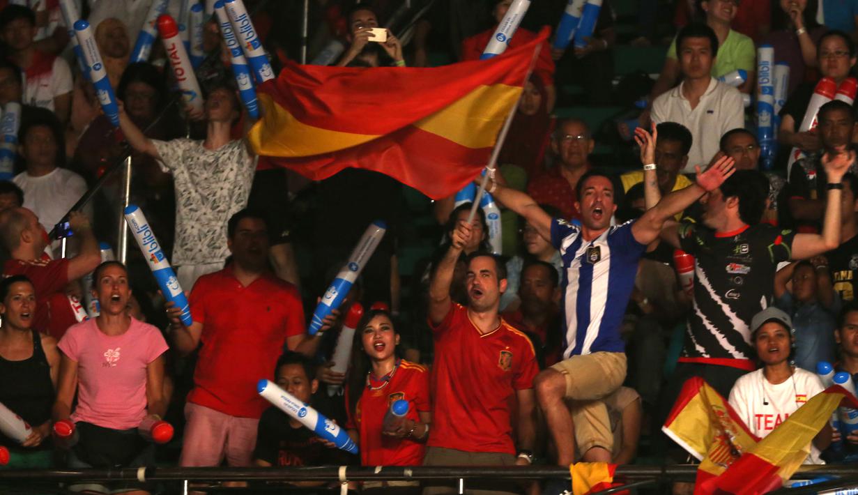 Dukungan warga Spanyol untuk Carolina Marin. Minggu (16/8/2015). (Bola.com/Arief Bagus)