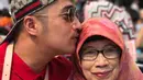 Presenter kondang Irfan Hakim juga mengunggah foto bersama ibunya di hari ibu ini. Lelaki yang belum lama kehilangan ayahnya ini juga menyertakan ucapan dan doa untuk sang ibu tercinta. (Instagram)