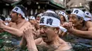 Penganut Shinto mandi dengan air dingin di Kuil Teppozu Inari, Tokyo, Jepang, 8 Januari 2023. Ritual Tahun Baru ini dilakukan untuk memurnikan jiwa dan raga. (Philip FONG/AFP)
