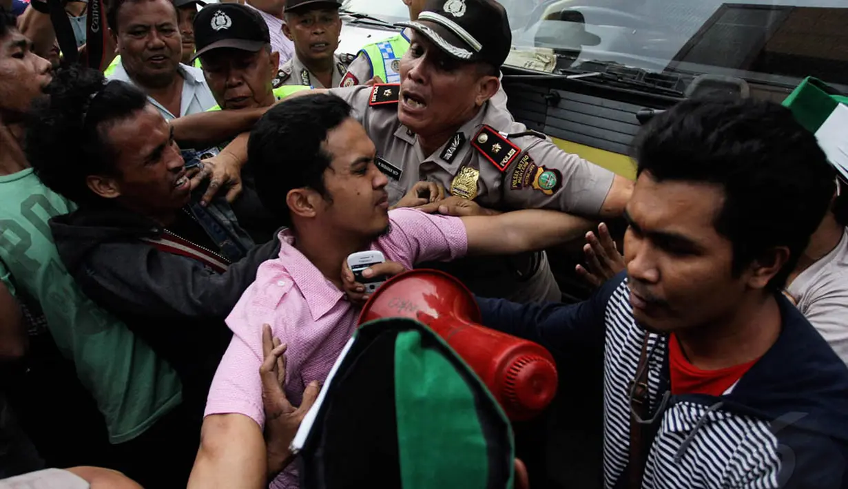 Aksi dorong antara aparat dengan mahasiswa yang sedang berorasi pun sempat terjadi saat upaya pembubaran unjuk rasa di Jalan Cikini Raya, Jakarta, Selasa (18/11/2014). (Liputan6.com/Faizal Fanani) 