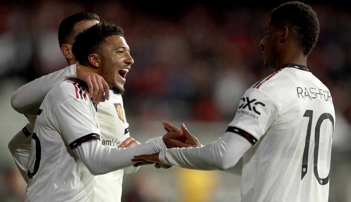 Manchester United kembali mencetak gol ketiga pada menit ke-60. Jadon Sancho berhasil memanfaatkan kerjasama antara Marcus Rashford dan Anthony Martial yang berujung umpan datar yang akhirnya mampu diselesaikannya dengan sepakan terukur dari tengah kotak penalti. (AFP/Martin Keep)