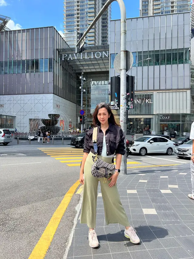 Dewi Amanda (https://www.instagram.com/p/B5h82bABsKO/?hl=en)
