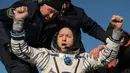 Ekspresi astronot AS, Randy Bresnik usai berhasil melakukan pendaratan di Kazakhstan (14/12). Tiga astronot tersebut berhasil mendarat ke bumi setelah enam bulan di Stasiun Luar Angkasa Internasional. (AP/ Dmitri Lovetsky/Pool)