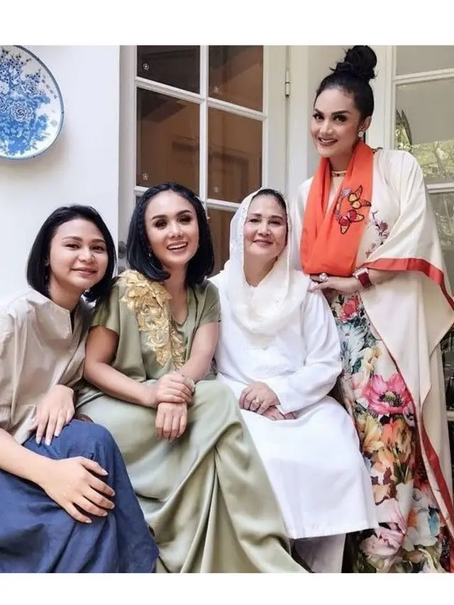 Jarang Terekspos, Ini 6 Potret  Ibu Krisdayanti yang Cantik Menawan