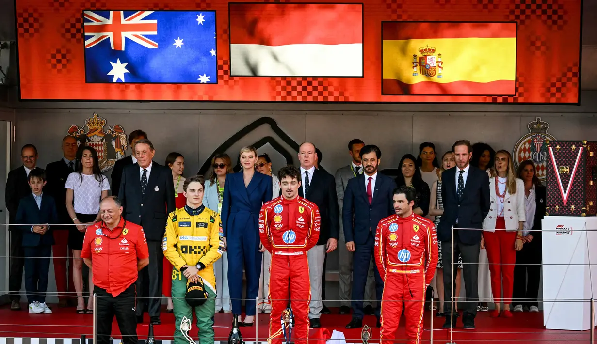 Pembalap Ferrari, Charles Leclerc (tengah) berhasil memenangkan balapan Formula 1 GP Monaco 2024 di Circuit de Monaco, Minggu (26/05/2024). Ini menjadi kemenangan kandang perdana pembalap asal Monaco tersebut. (AFP/Nicolas Tucat)