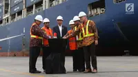 Presiden Joko Widodo atau Jokowi (tengah) melepas ekspor produk manufaktur ke Amerika Serikat (AS) dari Pelabuhan Tanjung Priok, Jakarta, Selasa (15/5). Pelepasan ini untuk membuktikan perekonomian berjalan baik. (Liputan6.com/Angga Yuniar)