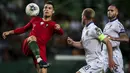 Striker Portugal, Cristiano Ronaldo, mengontrol bola saat melawan Luksemburg pada laga Kualifikasi Piala Eropa 2020 di Stadion Jose Alvalade, Lisbon, Sabtu (11/10). Portugal menang 3-0 atas Luksemburg. (AFP/Carlos Costa)