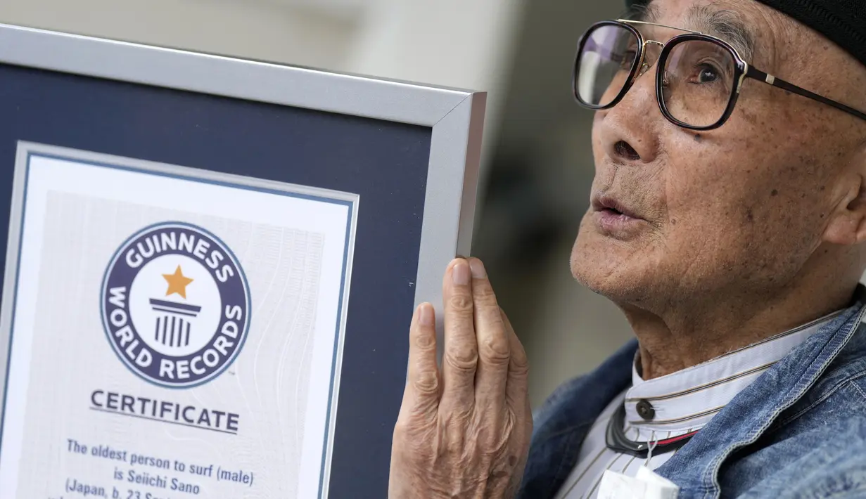 Seiichi Sano, pria Jepang berusia 89 tahun yang diakui sebagai pria tertua yang pernah berselancar oleh Guinness World Records, mengatakan bahwa ia akan terus mengejar ombak hingga usianya mencapai 100 tahun. (AP Photo/Eugene Hoshiko)