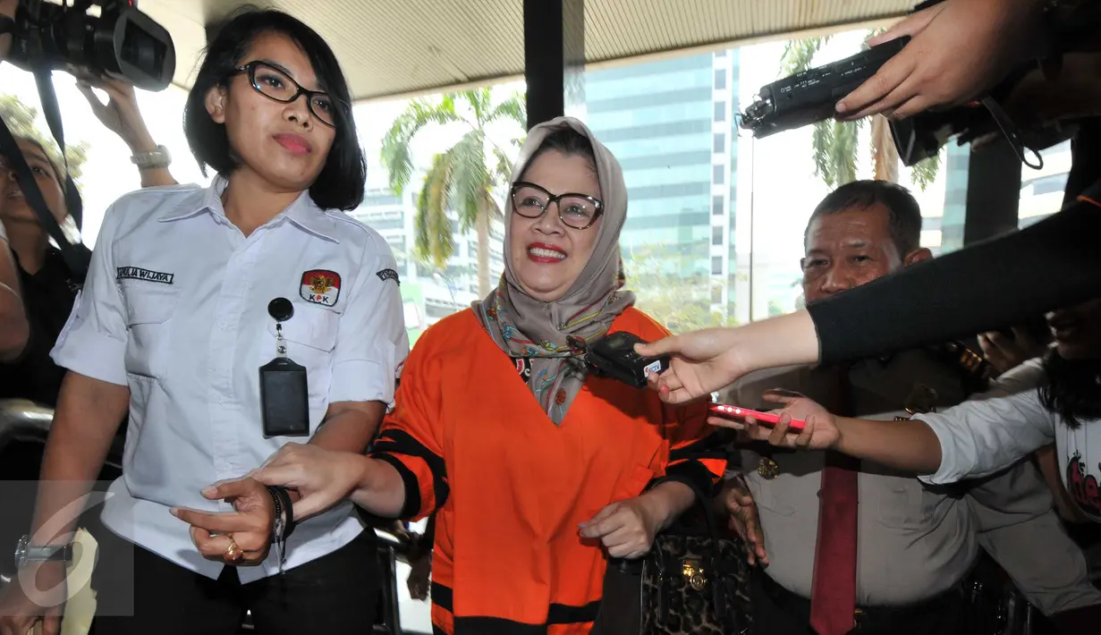 Anggota DPR RI F-Partai Hanura Dewie Yasin Limpo dikawal petugas saat tiba di Gedung KPK, Jakarta, Selasa (27/10). Dewie menjalani pemeriksaan perdana sebagai tersangka kasus dugaan suap proyek pembangkit listrik di Papua. (Liputan6.com/Helmi Afandi)