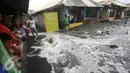 Sejumlah  warga  menyaksikan  gelombang pasang yang menerjang beberapa kios di Pantai Depok,Yogyakarta, Kamis (9/6). Kejadian tingginya perairan laut ini di picu karena angin ketimuran. (Liputan6.com/Boy Harjanto)