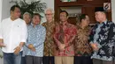 Mahfud MD (ketiga kanan) bersama para tokoh Gerakan Suluh Kebangsaan bersiap memberi keterangan usai melakukan pertemuan dengan Presiden RI kelima, Megawati Soekarnoputri di Jakarta, Jumat (17/5/2019). Pertemuan berlangsung tertutup. (Liputan6.com/Helmi Fithriansyah)