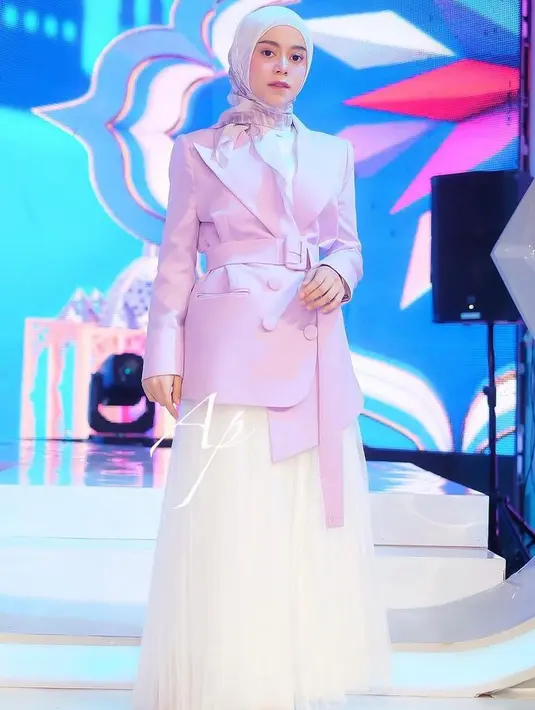 Padu padan blazer dengan ikat pinggang dan rok tutu ini memberikan kesan tampilan yang chic dan stylish. Untuk hijab, kamu bisa pilih hijab dengan sedikit motif seperti tampilan Lesti Kejora ini. (Instagram/lestykejora).