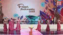 Enam finalis Puteri Indonesia maju ke depan pada malam puncak Puteri Indonesia 2018 di JCC, Jakarta, Jumat (9/3). Enam finalis menjawab pertanyaan yang ada di dalam payung Pasundan. (Liputan6.com/Herman Zakharia)