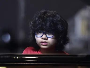 Pianis belia asal Indonesia, Joey Alexander saat latihan bermain piano di Prancis, 10 Agustus 2015. Pianis jazz berusia 12 tahun itu masuk nominasi Grammy Awards 2016.  (AFP PHOTO/PASCAL Pavani)