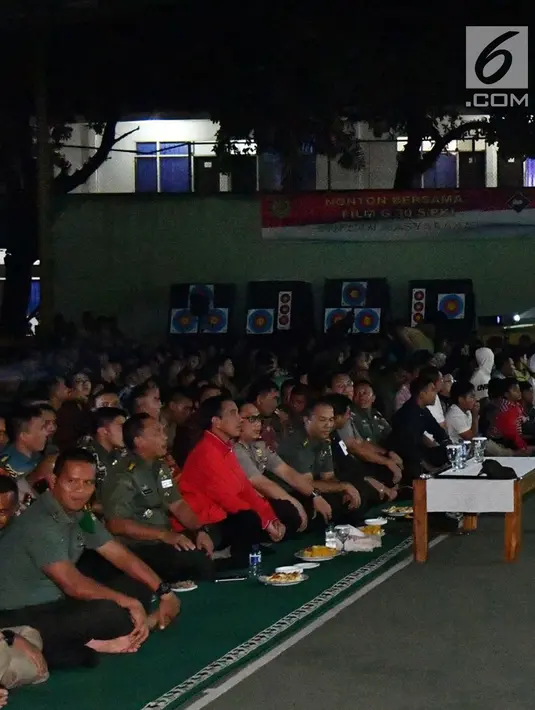 Presiden Joko Widodo bersama jajaran TNI, Polri dan masyarakat Bogor nonton bareng film 'Pengkhianatan G30S/PKI' di Bogor (29/9). (Foto: Laily Rachev - Biro Pers Setpres)