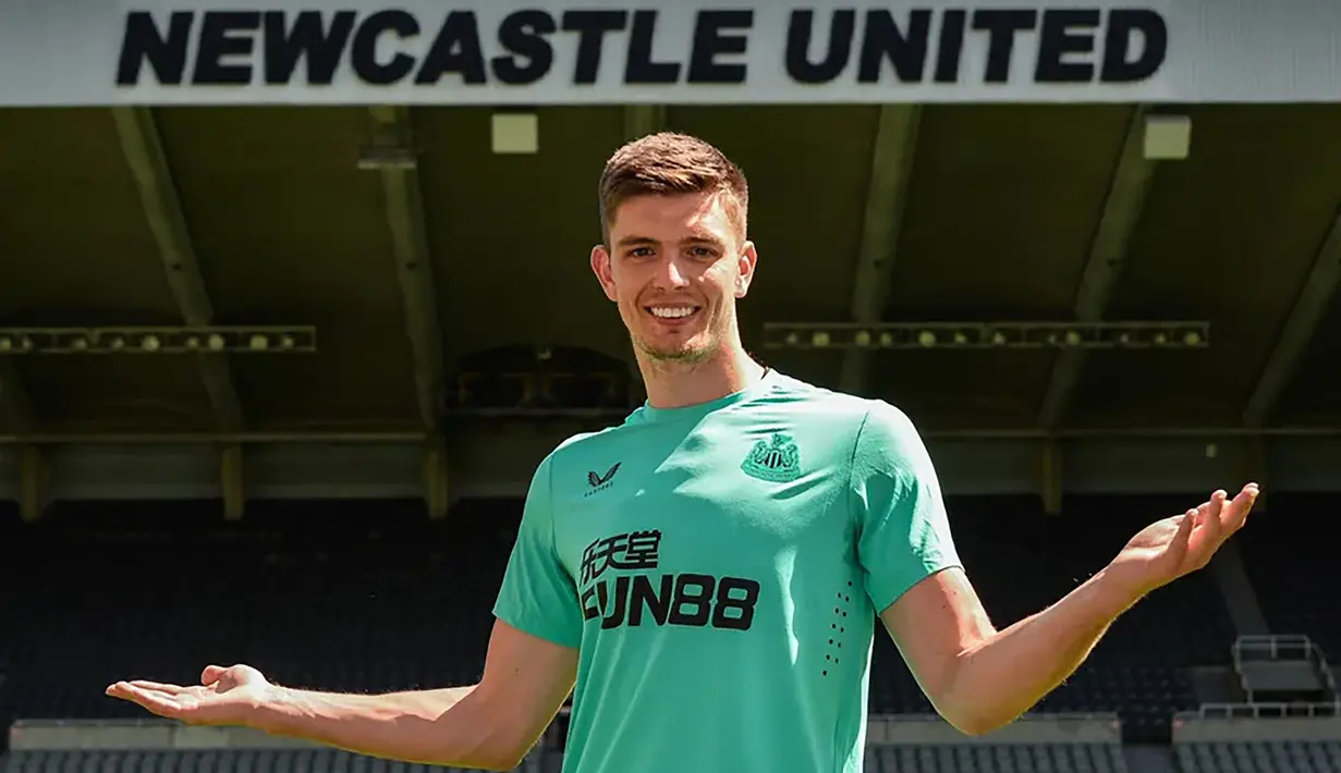 Nick Pope. Kiper asal Inggris berusia 30 tahun ini akan memperkuat Newcastle United di musim 2022/2023 usai didatangkan dari Burnley yang terdegradasi dengan nilai transfer 11,5 juta euro atau setara Rp180,5 miliar. Di Newcastle United, ia akan bersaing menjadi kiper utama dengan Martin Dubravka. Kepindahannya juga sebagai upaya untuk mengamankan posisinya di Timnas Inggris yang akan berlaga di putaran final Piala Dunia Qatar 2022. (premierleague.com)
