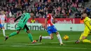 Striker Atletico Madrid, Alvaro Morata (kiri) mencetak gol kedua timnya ke gawang Girona pada laga pekan ke-19 Liga Spanyol 2023/2024 di Montilivi Stadium, Girona, Kamis (4/1/2024) dini hari WIB. (AFP/Pau Barrena)
