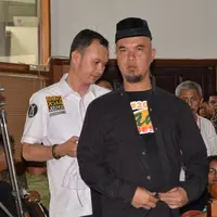 "Ya senang didampingi anak. Al juga lagi on the way, baru bangun tidur. Istri saya juga suka nangis karena nggak kuat, sedih ya," kata Ahmad Dhani.  (Adrian Putra/Bintang.com)