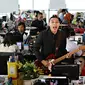 Grup band The Rain saat pembuatan video klip berjudul Penawar Letih di Kantor Liputan6.com, Jakarta, Rabu (6/1/2016). Lagu tersebut terinspirasi dari pengalaman The Rain selama merantau di Jakarta. (Liputan6.com/ Immanuel Antonius)