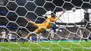 Kiper Inggris Jordan Pickford menoleh ke belakang saat pemain Argentina Enzo Fernandez mencetak gol pertama selama pertandingan sepak bola semifinal Piala Dunia antara Inggris dan Argentina di Atlanta, Rabu, 15 Juli 2026. (AP Photo/Jacob Kupferman)