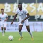 Pemain Arema FC, Charles Lokolingoy menggiring bola pada laga pekan pertama BRI Liga 1 2023/2024 antara Dewa United melawan Arema FC di Stadion Indomilk, Tangerang, Minggu (2/7/2023). (Bola.com/Bagaskara Lazuardi)