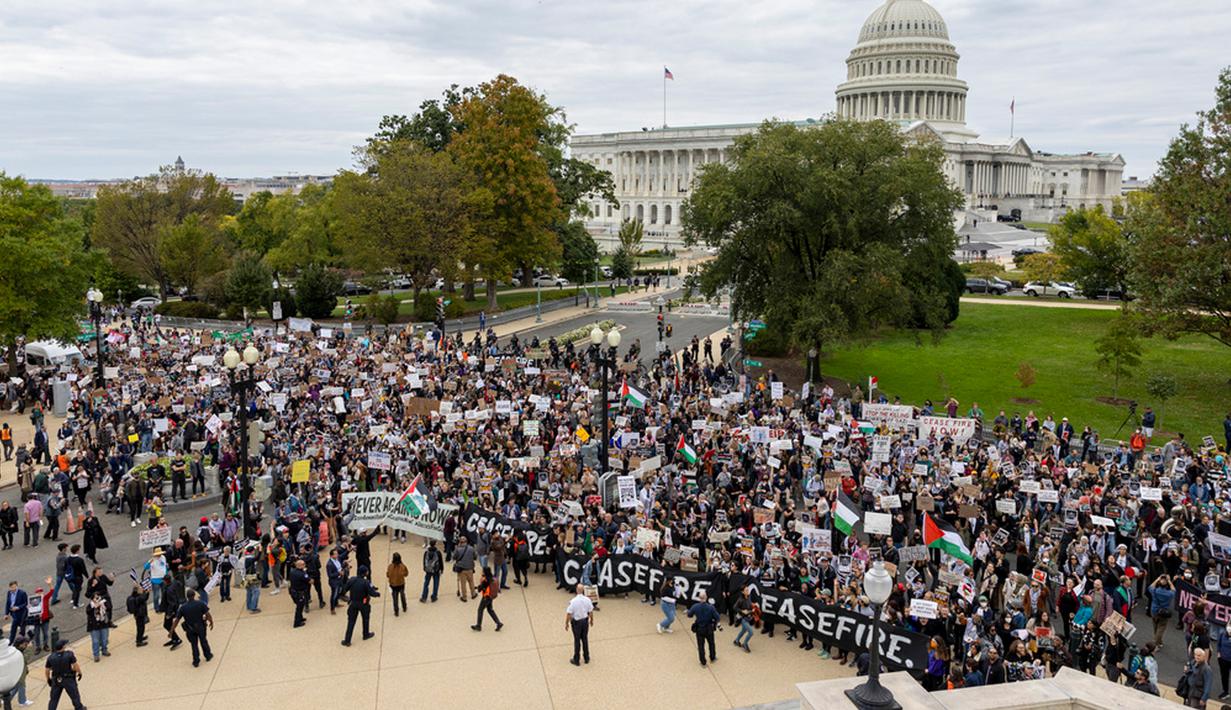Organisasi hak asasi manusia Jewish Voice for Peace menggelar protes terkait serangan Israel ke Palestina. (AP Photo/Amanda Andrade-Rhoades)