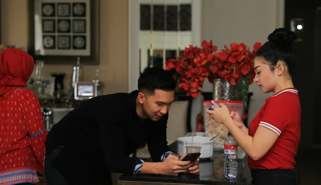 Nikita mengaku saat dikejar-kejar sapi yang terlepas dari patoknya tersebut. Meski demikian, ia tak bisa menahan ketawa saat dikejar sapi. Begitu juga orang yang ada dikediamannya. (Adrian Putra/Bintang.com)