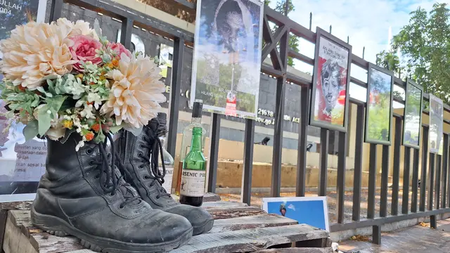 Sepatu lars sebagai simbol kekerasan militer di Aceh dalam perhelatan Hari Damai Aceh ke-19 yang digagas oleh KontraS Aceh x Bersabtu Kita Teguh pada 15 Agustus 2024 (Liputan6.com/Rino Abonita)