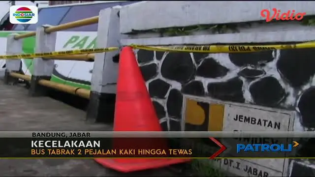 Dua pejalan kaki tewas seketika ditabrak bus pariwisata di kawasan Bandung. Diduga bus mengalami rem blong.