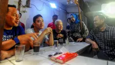 Bakal calon presiden  PDI Perjuangan (PDIP) Ganjar Pranowo (tengah) bersama Wali Kota Solo Gibran Rakabuming Raka (kedua kiri) dan Wali Kota Bogor Bima Arya Sugianto (kiri) berbincang dengan pedagang di Pasar Citeureup, Bogor, Jawa Barat, Sabtu (22/7/2023). (merdeka.com/Arie Basuki)