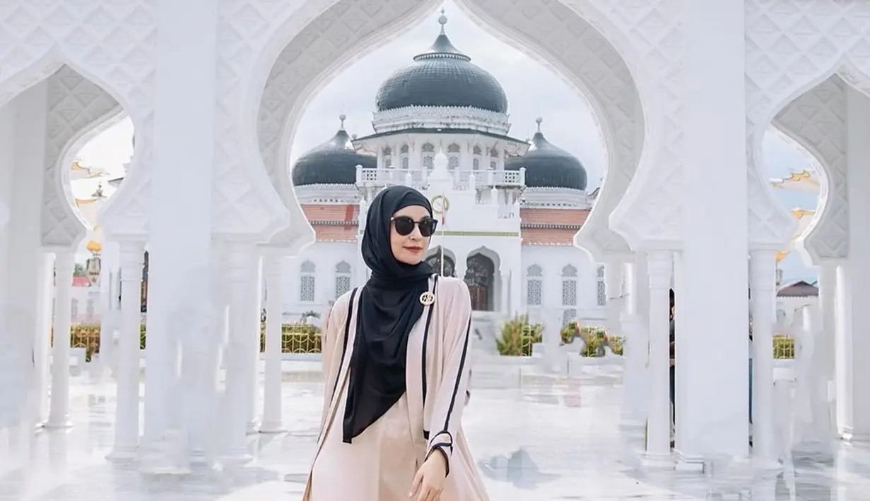 Shireen Sungkar tampak mengunggah momen selama di Banda Aceh. Dirinya juga tak melewatkan waktu untuk berkunjung ke Masjid Baiturrahman Banda Aceh. (Liputan6.com/IG/@shireensungkar)