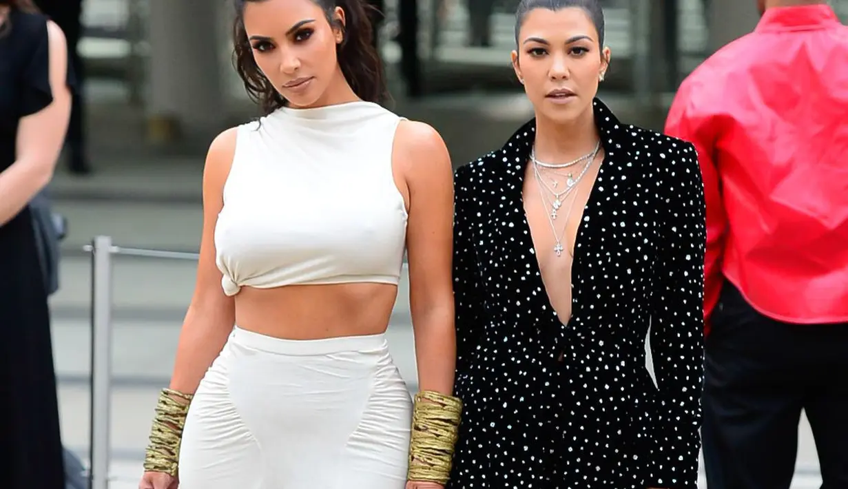 "Itu seperti pengalaman yang positif!" ujar Kris saat ngobrol dengan Kim dan Kourtney. (Cosmopolitan)