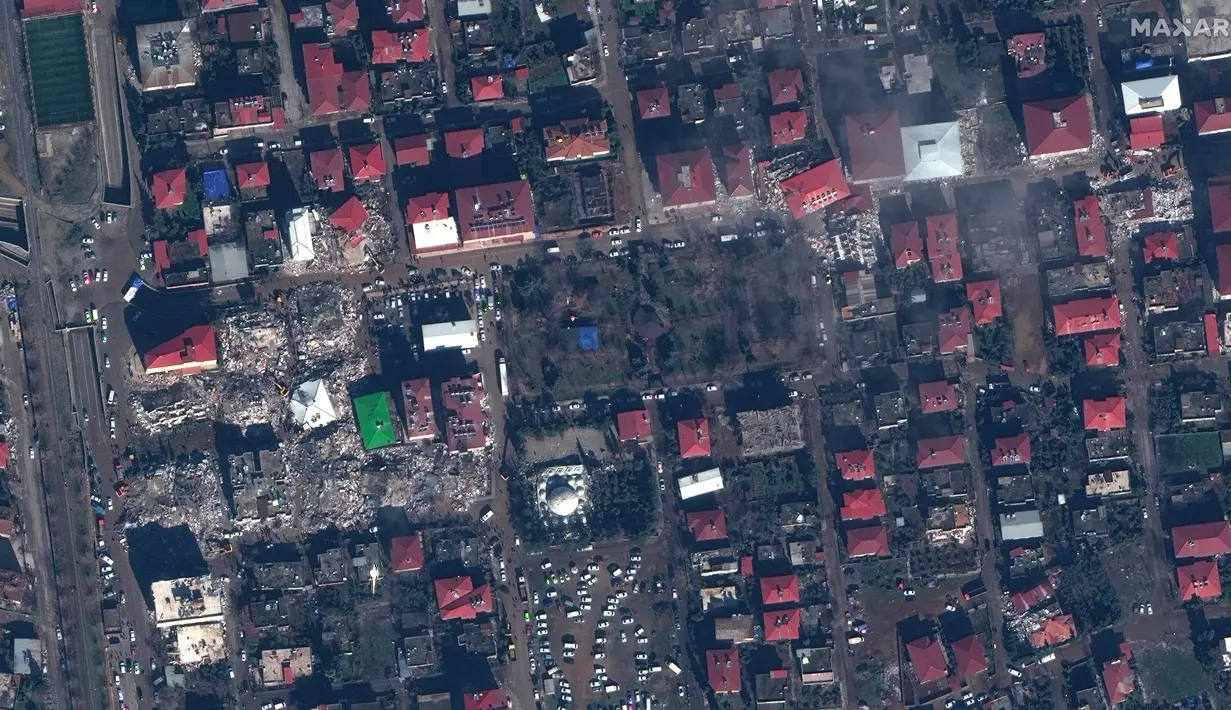Dalam foto satelit yang disediakan oleh Maxar Technologies ini menunjukkan pemandangan bangunan yang runtuh dan operasi penyelamatan setelah gempa bumi di Islahiye, Turki, Selasa (7/2/2023). Petugas penyelamat berlomba dengan waktu untuk menemukan lebih banyak korban selamat dan membantu yang terluka saat kematian korban melewati 7.200 dari gempa dahsyat yang melanda Turki dan Suriah pada hari sebelumnya. (Satellite image ©2023 Maxar Technologies via AP)