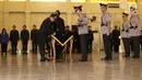 Kapolri Jenderal Tito Karnavian menandatangani dokumen pelantikan Kapolda Bangka Belitung, Brigjen Istiono yang menggantikan Brigjen Syaiful Zachri selama upacara sertijab di Mako Brimob, Kelapa Dua, Depok, Rabu (14/11). (Liputan6.com/Herman Zakharia)