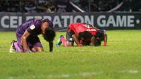 Pemain Persik (ungu) tertunduk, sementara pemain Persis (merah) sujud syukur atas kemenangan 0-1 pada Celebration Game di Stadion Brawijaya, Kota Kediri,(8/12/2019). (Bola.com/Gatot Susetyo)