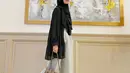 Stylish untuk segala kesempatan, padukan cardigan panjang dan hijab warna hitam dengan wide leg pants warna abu-abu. Biar makin kece, tambahkan handbag favorit-mu (Instagram/shirensungkar).