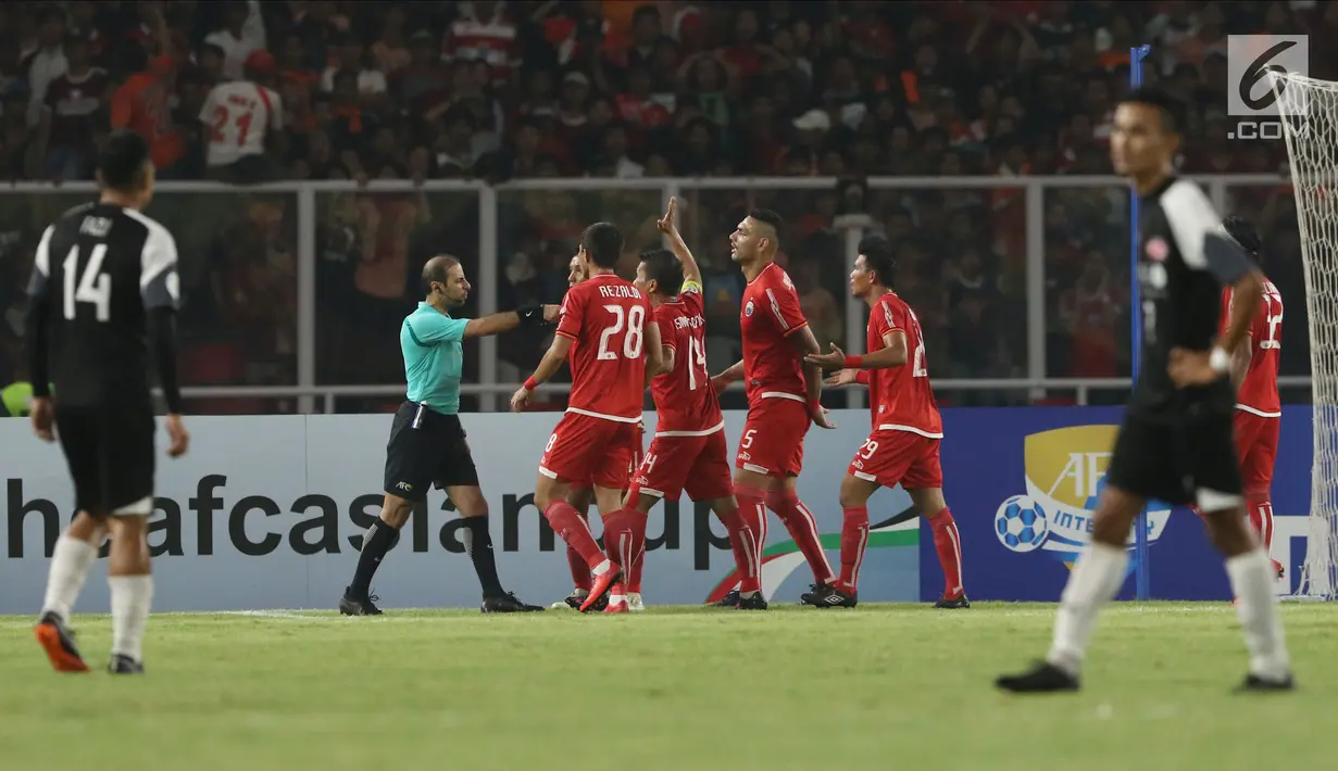 Pemain Persija melakukan protes kepada wasit saat laga kedua Semifinal Zona Asia Tenggara Piala AFC 2018 melawan Home United di Stadion GBK, Jakarta, Selasa (15/5). Babak pertama Persija tertinggal 1-3. (Liputan6.com/Helmi Fithriansyah)
