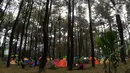 Sejumlah tenda didirikan di lokasi perkemahan Curug Hiji, Bogor, Minggu (5/9/2021). Meski Kabupaten Bogor masih dalam masa PPKM level 3, sejumlah lokasi wisata luar ruangan mulai ramai dikunjungi pengunjung. (Liputan6.com/Helmi Fithriansyah)
