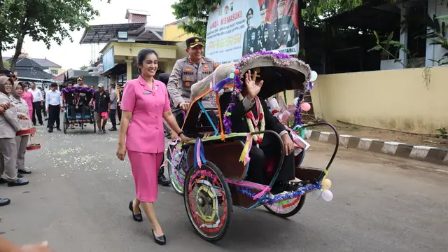 Tradisi pelepasan purnawirawan dengan becak. (Foto: Liputan6.com/Humas Polres Pemalang)