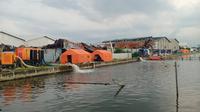 Sejumlah pompa portabel dikerahkan untuk menguras genangan banjir Kota Semarang menuju kolam retensi Terboyo di Kaligawe, Kota Semarang, Jawa Tengah, Minggu (2/11/2025). (Liputan6.com/Edhie Prayitno Ige )
