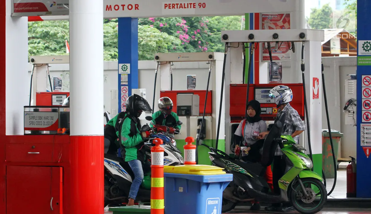 Petugas mengisi bahan bakar minyak (BBM) ke kendaraan di SPBU Abdul Muis, Jakarta, Jumat (2/2). Kenaikan harga minyak dunia akan mendorong kenaikan lainnya, seperti BBM. (Liputan6.com/Angga Yuniar)