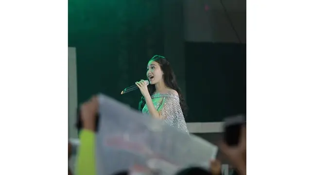 Bak Penyanyi Profesional, Ini 6 Gaya Natasha Wilona Akting Nyanyi di Anak Band