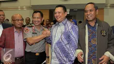 Calon tunggal Kapolri Komjen (Pol) Tito Karnavian (kedua kiri) foto bersama Ketua Komisi III Bambang Soesatyo (kedua kanan) usai mengikuti Uji Kelayakan dan Kepatutan Calon Kapolri oleh Komisi III DPR, Jakarta, Kamis (23/6). (Liputan6.com/Johan Tallo)