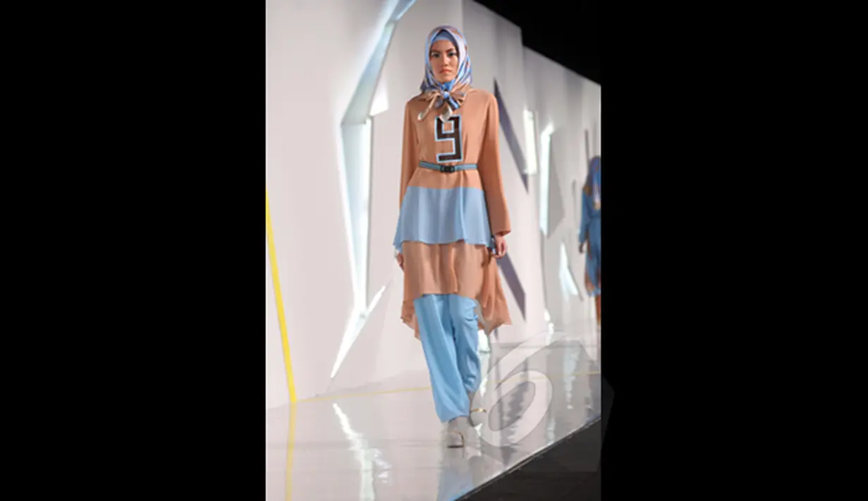 Seorang model tampil dalam pagelaran Indonesia Fashion Week 2015 karya Itang Yunaz  bertema "Sporty dan Romantis" di JCC Senayan, Jakarta, Sabtu (27/2/2015). (Liputan6.com/Panji Diksana)