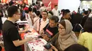 Sejumlah orang mengunjungi peluncuran official merchandise pasangan calon 01 Jokowi-Ma'ruf Amin di FX Sudirman, Jumat (25/1). Pembuatan merchandise ini diinisiasi oleh salah satu kelompok relawan Jokowi, yakni JokowiMotion. (Liputan6.com/Angga Yuniar)